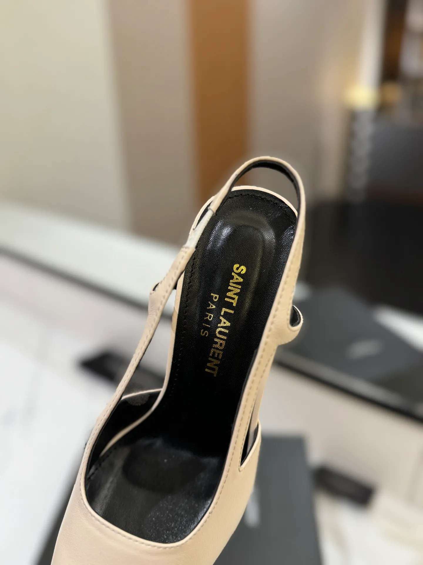👟👟Ex-factory price 600👟👟 saint laurent ss24 new arrival～ Saint Laurent ysl 2024 spring and summer｜New high-heeled shoes🆕 Beautiful, refined and elegant! The 10cm foot is very stable, so feel free to put it in! The heel is custom-made from a new mold, and the height is the same as the original one. Various incorrect versions are % high-end and sexy, YSL still understands women best❤️ ⚠️The entire upper and lining are made of one piece without joints, which consumes more materials and costs more! Moreover, the material, fabric and lining are all made from more than 20 pieces of genuine custom-made calfskin. The upper is made of custom-made calfskin, the lining is made of calfskin, and the genuine leather outsole imported from Italy. Heel height: 10cm. Size: 35-39 (40 and 41 are custom-made and cannot be returned or exchanged)